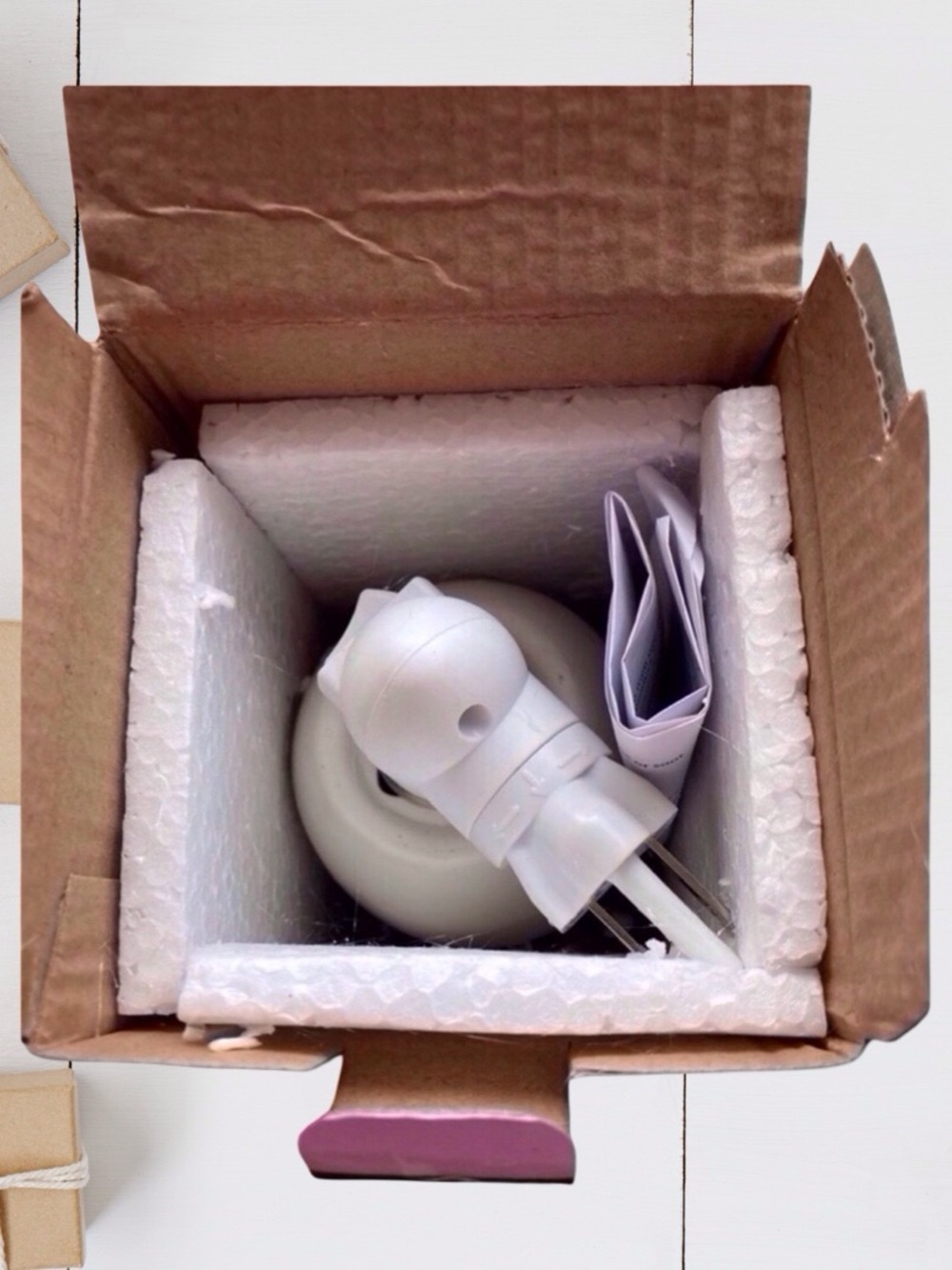 Darice, Ceramic Plug-In Wax Melter, Holiday Snowman, White/Red new in box - Picture 3 of 5